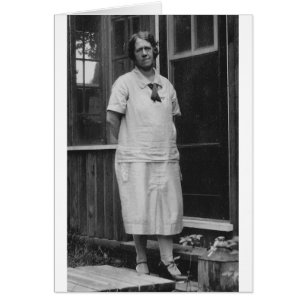 Lady der 1920er Jahre stehend außerhalb von Gebäud