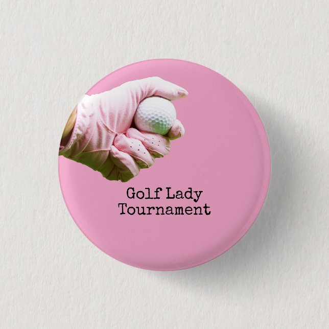 Lady Golfer hält Golfball auf pinklem Hintergrund Button (Vorderseite)