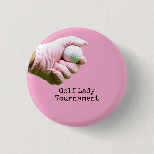Lady Golfer hält Golfball auf pinklem Hintergrund Button