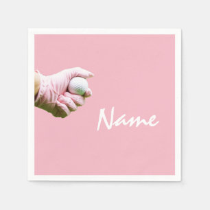 Lady Golfer hält Golfball auf rosa Golf Serviette