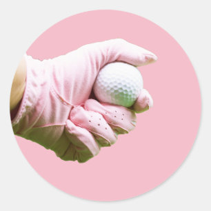 Lady Golfer in rosa Handschuh hält Golfball Runder Aufkleber