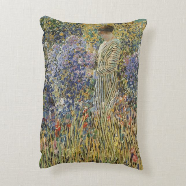 Lady in a Garden von Frederick Frieseke, Fine Art Dekokissen (Rückseite(Vertikal))