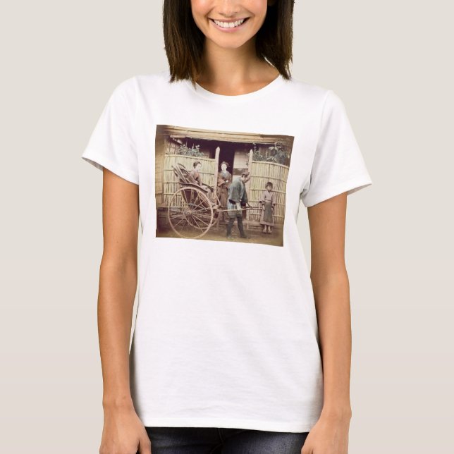 Lady in a Rickshaw, c.1890s (farbiges Foto) T-Shirt (Vorderseite)