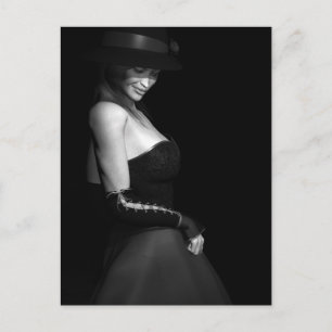 Lady in schwarzer Postkarte