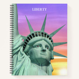 Lady Liberty auf Sonnenaufgangshimmel Notizbuch