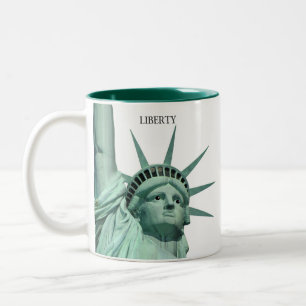 Lady Liberty auf Weiß Zweifarbige Tasse