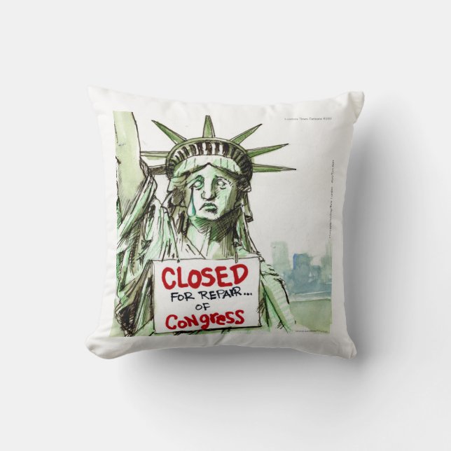 Lady Liberty Closed Sad/Funny Throw Kissen (Vorderseite)