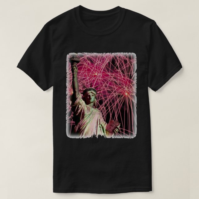 Lady Liberty Fireworks Hintergrundfeier Juli T-Shirt (Design vorne)