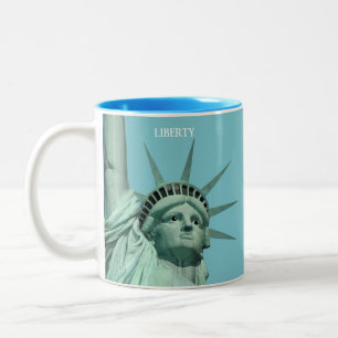Lady Liberty on Sky Blue Zweifarbige Tasse
