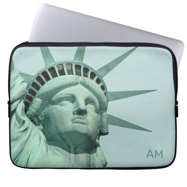 Lady Liberty und Monogram on Light Blue Laptopschutzhülle (Vorderseite)