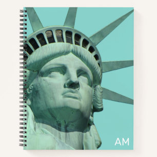 Lady Liberty und Monogramm auf hell türkisem Notiz Notizbuch