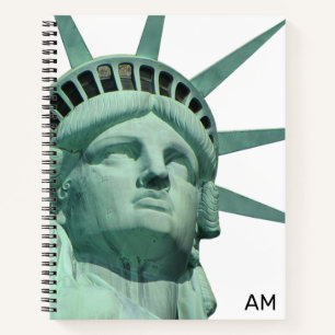 Lady Liberty und Monogramm auf Weiß und Aquamarin Notizbuch
