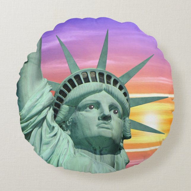 Lady Liberty und Sunrise Rundes Kissen (Vorderseite)