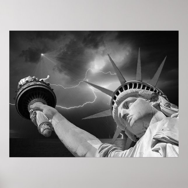 Lady Liberty unter dem stürmischen Himmel Poster (Vorne)