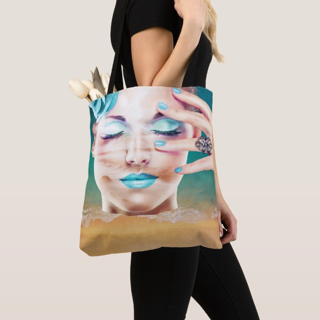 Lady mit Blue Makeup Augen geschlossen Strand Drea (Von Nahem)