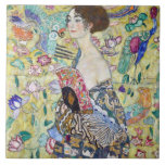 Lady mit einem Fan, Gustav Klimt Fliese<br><div class="desc">Gustav Klimt (14. Juli 1862 - 6. Februar 1918) war ein österreichischer symbolischer Maler und einer der prominentesten Mitglieder der Wiener Sezessionsbewegung. Klimt ist bekannt für seine Gemälde, Wandgemälde, Skizzen und andere Kunstobjekte. Neben seinen figurativen Werken, die Allegorien und Portraits enthalten, malte er Landschaften. Unter den Künstlern der Wiener Sezession...</div>