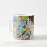 Lady mit einem Fan, Gustav Klimt Kaffeetasse<br><div class="desc">Gustav Klimt (14. Juli 1862 - 6. Februar 1918) war ein österreichischer symbolischer Maler und einer der prominentesten Mitglieder der Wiener Sezessionsbewegung. Klimt ist bekannt für seine Gemälde, Wandgemälde, Skizzen und andere Kunstobjekte. Neben seinen figurativen Werken, die Allegorien und Portraits enthalten, malte er Landschaften. Unter den Künstlern der Wiener Sezession...</div>