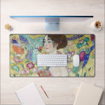 Lady mit einem Fan, Gustav Klimt Schreibtischunterlage<br><div class="desc">Gustav Klimt (14. Juli 1862 - 6. Februar 1918) war ein österreichischer symbolischer Maler und einer der prominentesten Mitglieder der Wiener Sezessionsbewegung. Klimt ist bekannt für seine Gemälde, Wandgemälde, Skizzen und andere Kunstobjekte. Neben seinen figurativen Werken, die Allegorien und Portraits enthalten, malte er Landschaften. Unter den Künstlern der Wiener Sezession...</div>