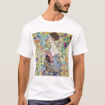 Lady mit einem Fan, Gustav Klimt T-Shirt<br><div class="desc">Gustav Klimt (14. Juli 1862 - 6. Februar 1918) war ein österreichischer symbolischer Maler und einer der prominentesten Mitglieder der Wiener Sezessionsbewegung. Klimt ist bekannt für seine Gemälde, Wandgemälde, Skizzen und andere Kunstobjekte. Neben seinen figurativen Werken, die Allegorien und Portraits enthalten, malte er Landschaften. Unter den Künstlern der Wiener Sezession...</div>