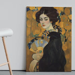 LADY MIT EINEM FAN Gustav Klimt Wand-Kunstposter Poster<br><div class="desc">Dieses einzigartige Meisterwerk,  mit Klimts charakteristischem Goldblatt und aufwändigen Mustern geschmückt,  verleiht jedem Raum eine Touch zeitloser Eleganz. Der geheimnisvolle Reiz der verschleierten Frau,  die ihren verzierten Ventilator hält,  schafft eine Atmosphäre der Intrige und Raffinesse. Dieses einzigartige Stück einem Kunstliebhaber zu geben,  ihm ein Lächeln ins Gesicht zu bringen.</div>