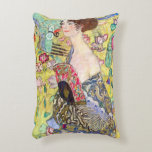 Lady mit Fan von Gustav Klimt, Vintager Japonismus Dekokissen<br><div class="desc">Lady with Fan (1918) von Gustav Klimt ist eine Vintage Viktorianische Era Symbolismus kunstvolles Portraitgemälde. Eine schöne brünette Frau mit orientalischem Ventilator. Der goldgelbe japanische Hintergrund ist voller blühender exotischer Blume, Pfauen und anderen Vögeln mit ausgestreckten Flügeln. Über den Künstler: Gustav Klimt (1862-1918) war ein österreichischer Symbolik-Maler und einer der...</div>