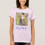 Lady mit Fan von Gustav Klimt, Vintager Japonismus T-Shirt<br><div class="desc">Lady with Fan (1918) von Gustav Klimt ist eine Vintage Viktorianische Era Symbolismus kunstvolles Portraitgemälde. Eine schöne brünette Frau mit orientalischem Ventilator. Der goldgelbe japanische Hintergrund ist voller blühender exotischer Blume, Pfauen und anderen Vögeln mit ausgestreckten Flügeln. Über den Künstler: Gustav Klimt (1862-1918) war ein österreichischer Symbolik-Maler und einer der...</div>
