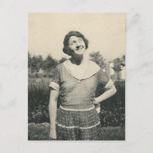 Lady mit lustiger Postkarte