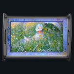 Lady of Claude Monet Painting Dans La Prairie 2 Serviertablett<br><div class="desc">Hübsche impressionistische Gemälde einer Viktorianischen Dame, die auf einer Wiese liest. "Dans la prairie" übersetzt in "Auf der Wiese". Claude Monet, in seinem unnachahmlichen Stil, fängt einen perfekten Sommertag ein. Die Dame trägt ihr bestes Sonntag-weißes Kleid und ihre Faust. Eine Wiese voller schöner Blume, natürlich auch Gänseblümchen. Diese Version hat...</div>
