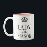 Lady of the Manor Tasse<br><div class="desc">Die Dame des Herrenhauses sollte eine ordentliche Tasse haben. Ein großartiges Geschenk für die Dame in Ihrem Leben und Fans von britischen Epochen Dramen.</div>