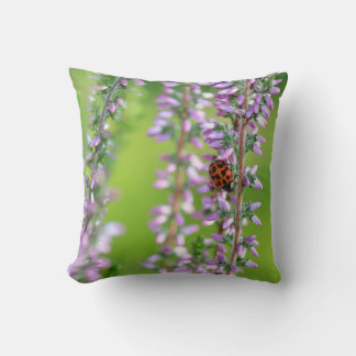 Ladybird auf lila Blume - Kissen