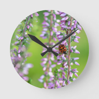 Ladybird auf lila Blume - Runde Wanduhr