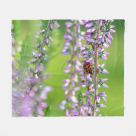Ladybird auf violetten Blumen Fleecedecke