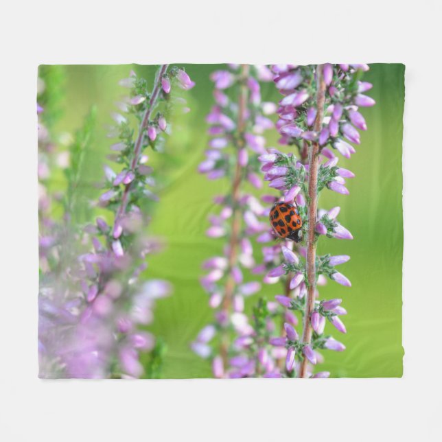 Ladybird auf violetten Blumen Fleecedecke (Vorderseite (Horizontal))