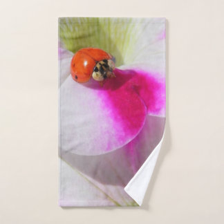 Ladybug auf dem Petunia-Poster Handtuch