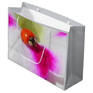 Ladybug auf der Petunia Große Geschenktüte