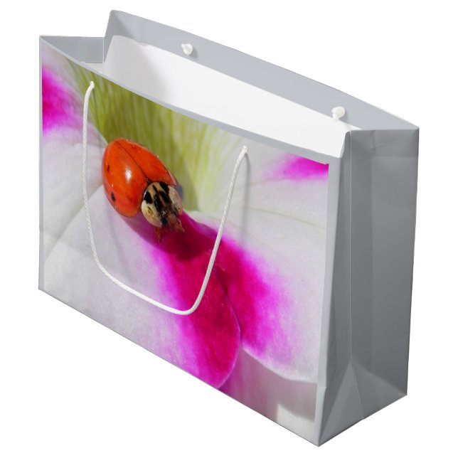 Ladybug auf der Petunia Große Geschenktüte (Vorderseite Schrägansicht)