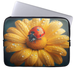 Ladybug auf einem gelben Blume-Makro Laptopschutzhülle