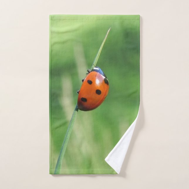 Ladybug auf einer Grashalde Handtuch (Handtuch)