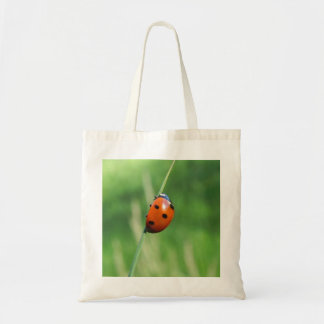 Ladybug auf einer Grashalde Tragetasche