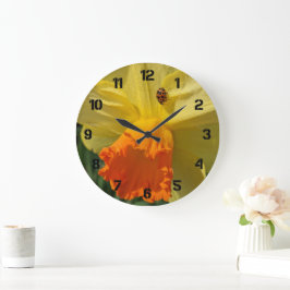 Ladybug auf gelber affodischer Ebene Große Wanduhr