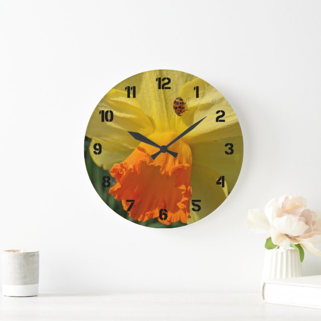Ladybug auf gelber affodischer Ebene Große Wanduhr (Zuhause)