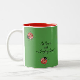 Ladybug auf grün personalisiert zweifarbige tasse