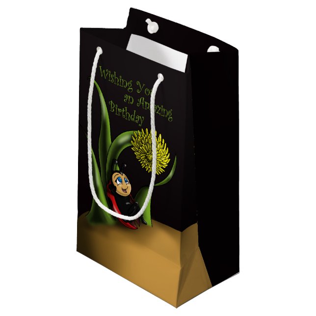 Ladybug Birthday Kleine Geschenktüte (Vorderseite Schrägansicht)