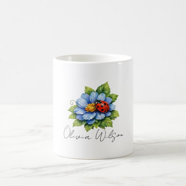 Ladybug Bliss on a Blooming Blue Flower Kaffeetasse (Mittel)