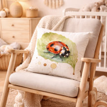 Ladybug sitzt auf einem Blatt in lebendiger Wasser