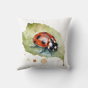 Ladybug sitzt auf einem Blatt in lebendiger Wasser Kissen