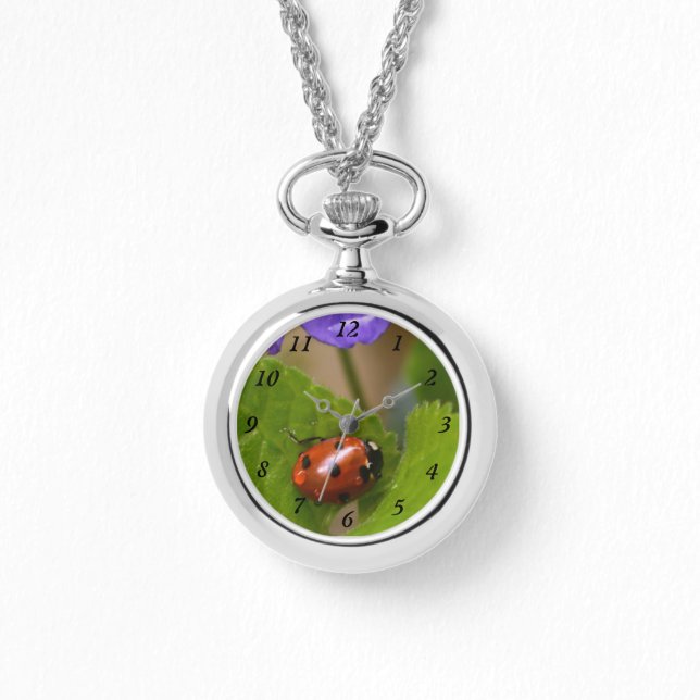 Ladybug über süße Violettsorten-Blume Armbanduhr (Vorderseite)