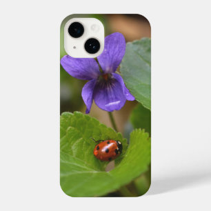 Ladybug über süße Violettsorten-Blume iPhone 14 Hülle