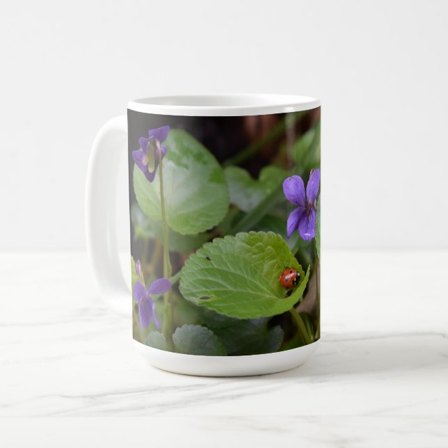 Ladybug über süße Violettsorten-Blume Kaffeetasse (Vorderseite Links)