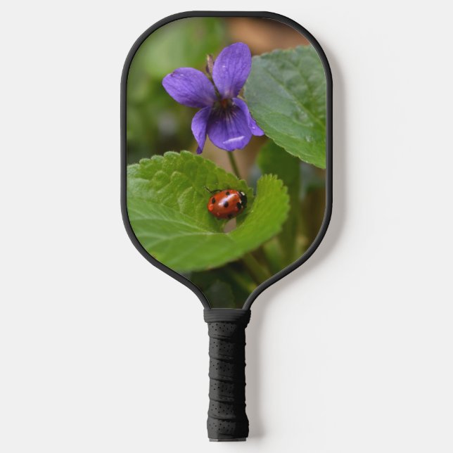 Ladybug über süße Violettsorten-Blume Pickleball Schläger (Vorderseite)